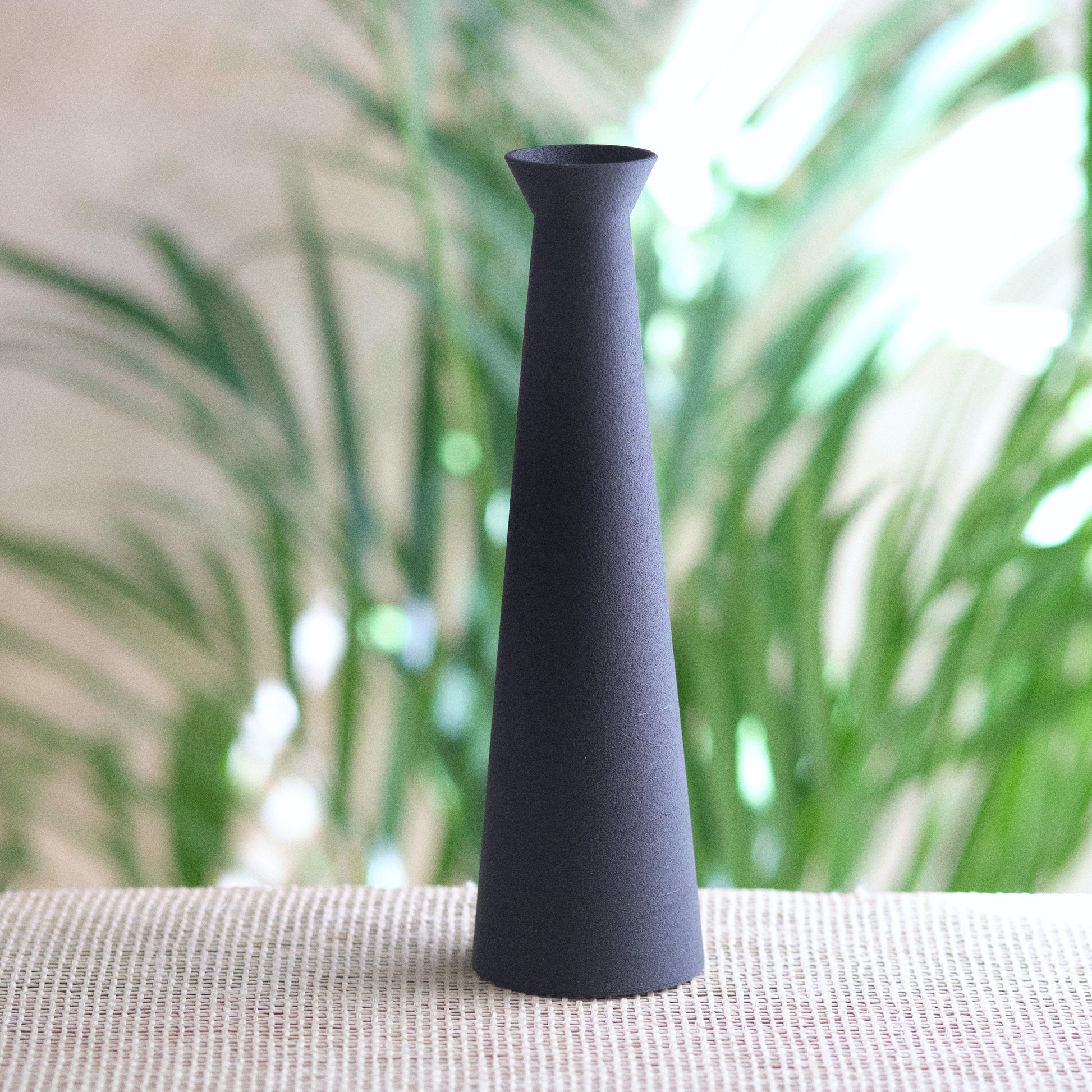 Vase ébène à l'élégance minimaliste | Ebony vase with minimalist elegance