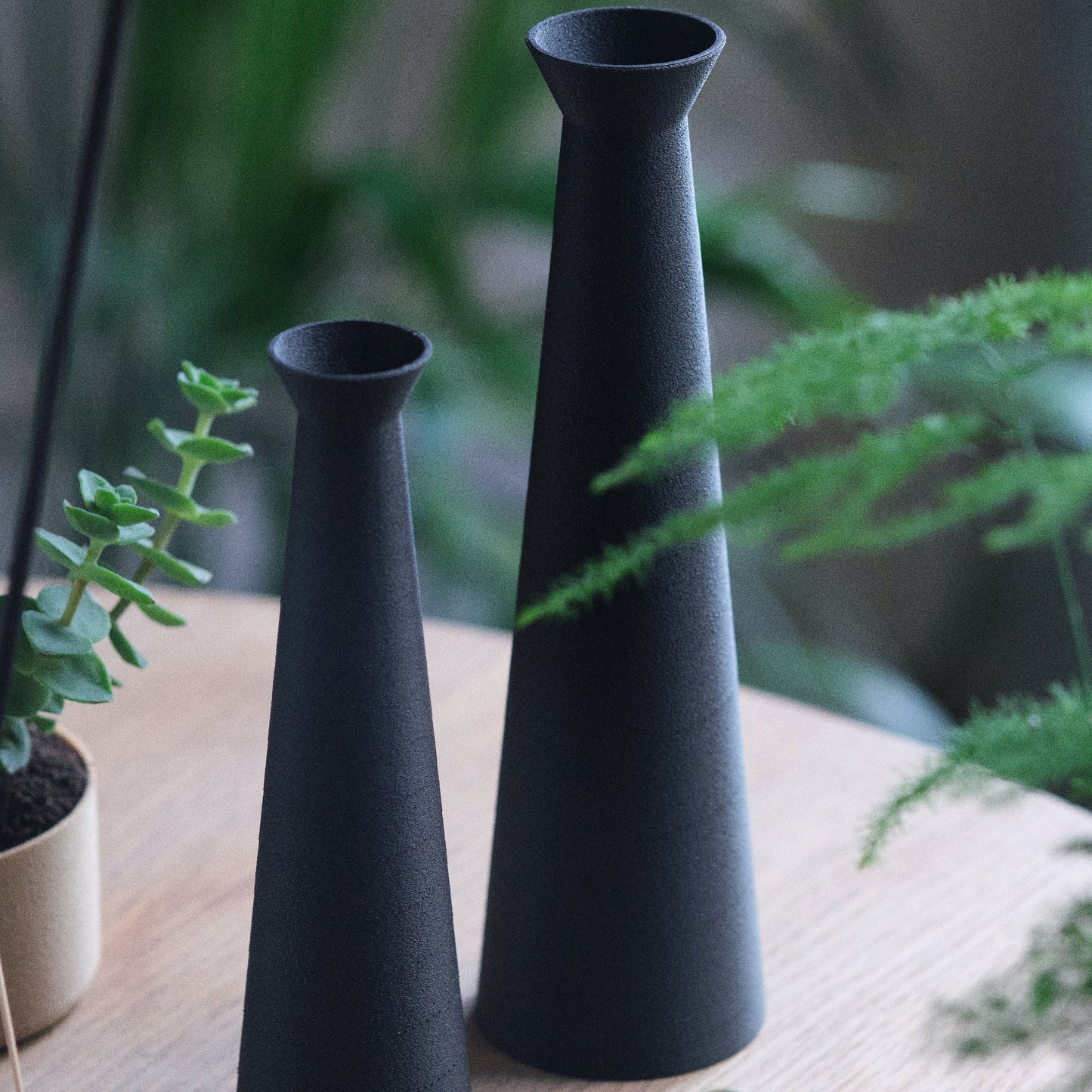 Vase élégant en ébène dans un style zen minimaliste | Elegant Ebony Vase in Minimalist Zen Style